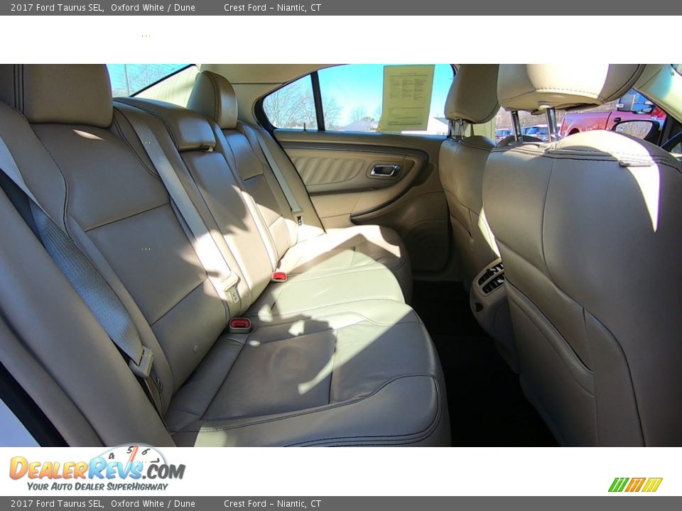 2017 Ford Taurus SEL Oxford White / Dune Photo #24
