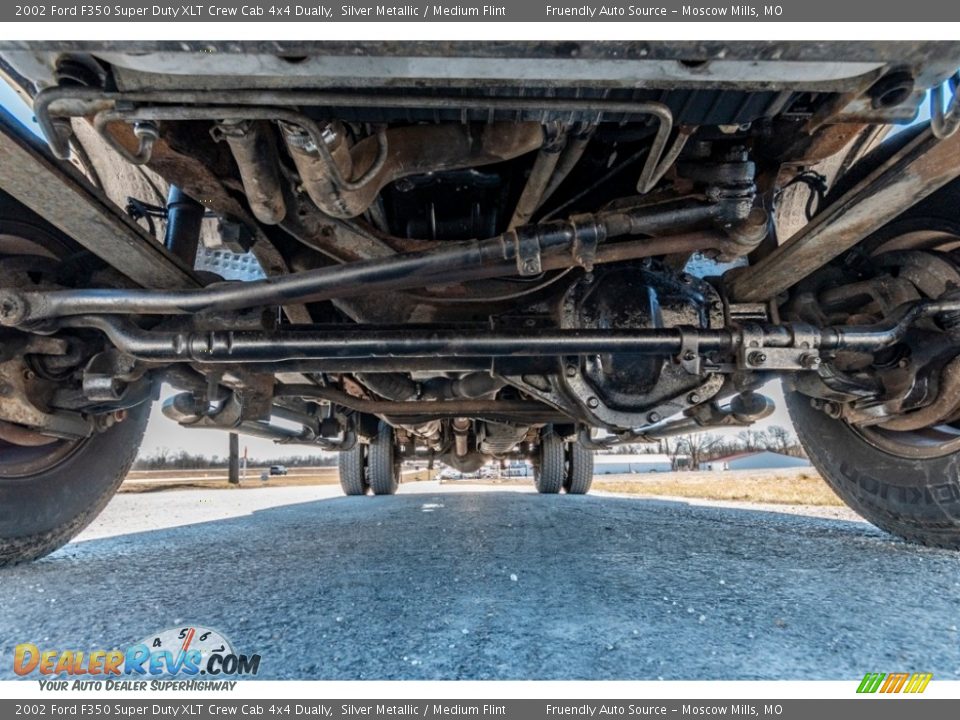 Undercarriage of 2002 Ford F350 Super Duty XLT Crew Cab 4x4 Dually Photo #10