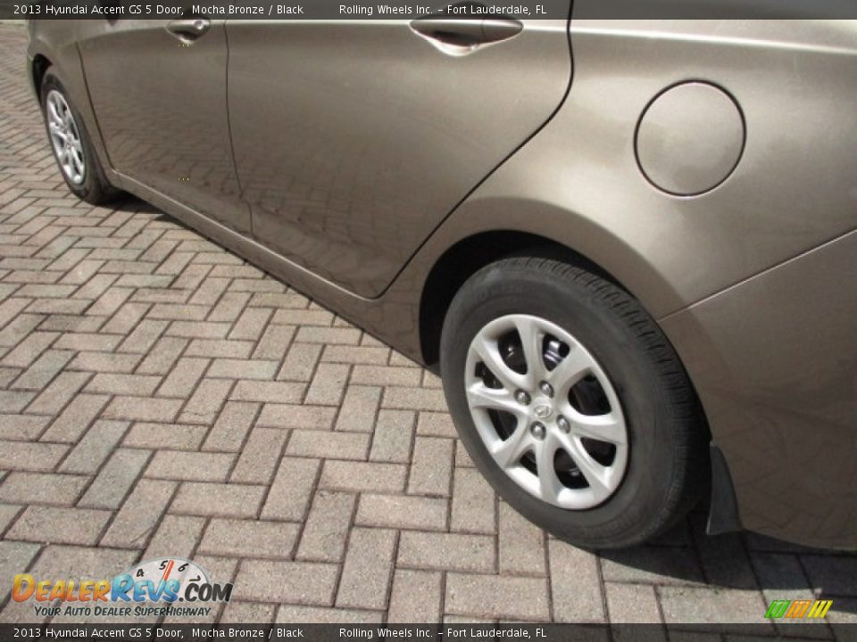 2013 Hyundai Accent GS 5 Door Mocha Bronze / Black Photo #5