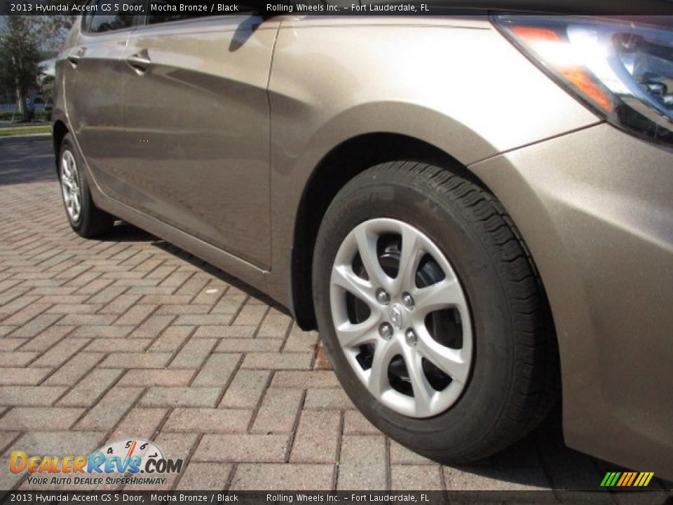 2013 Hyundai Accent GS 5 Door Mocha Bronze / Black Photo #17
