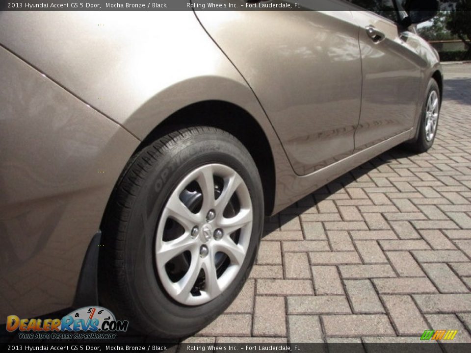 2013 Hyundai Accent GS 5 Door Mocha Bronze / Black Photo #24