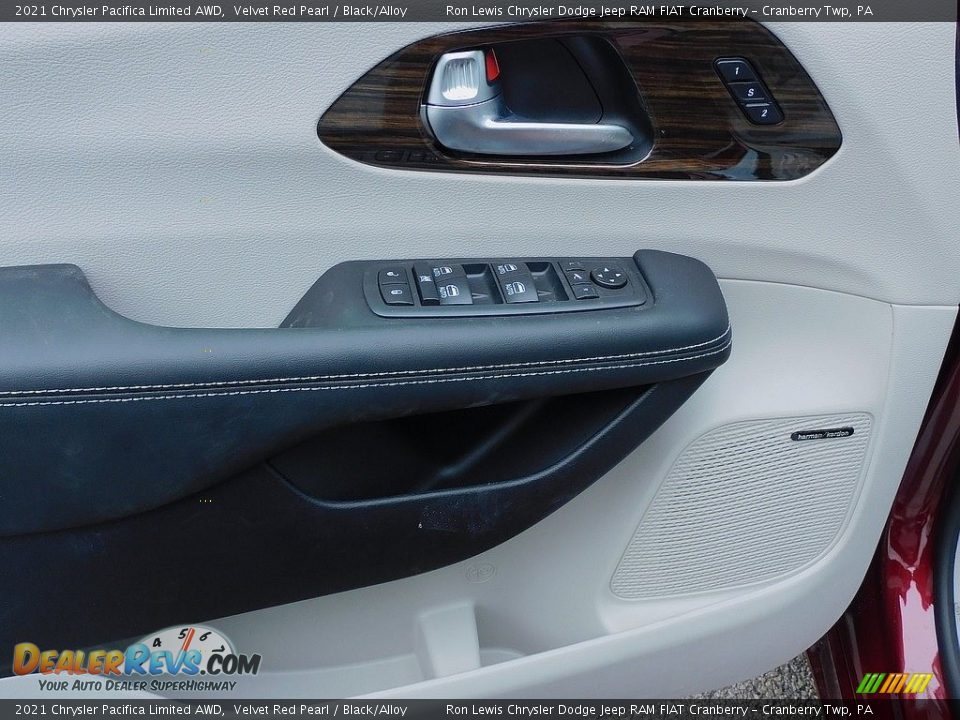 Door Panel of 2021 Chrysler Pacifica Limited AWD Photo #16