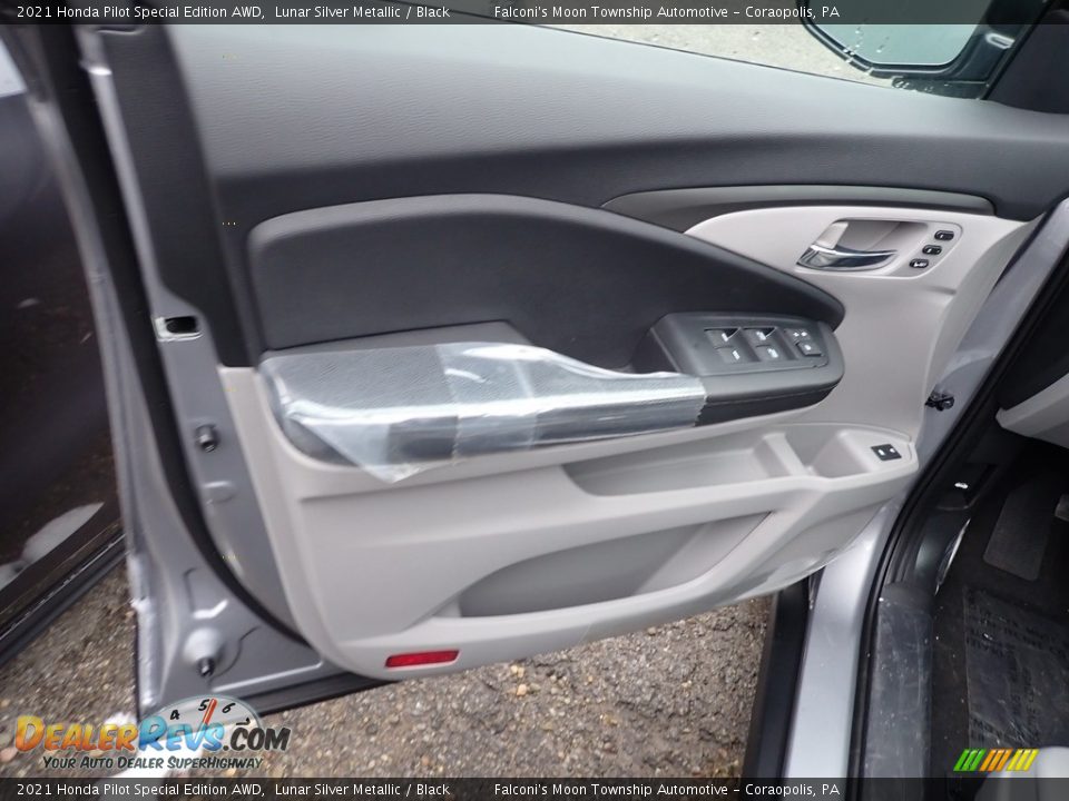 Door Panel of 2021 Honda Pilot Special Edition AWD Photo #10