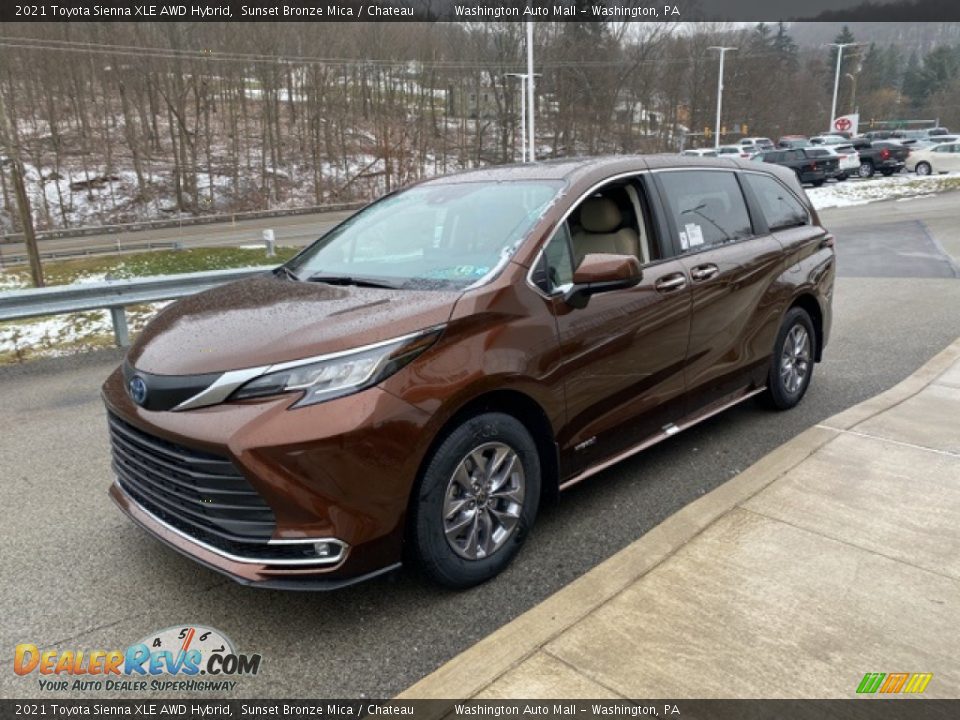 Front 3/4 View of 2021 Toyota Sienna XLE AWD Hybrid Photo #14