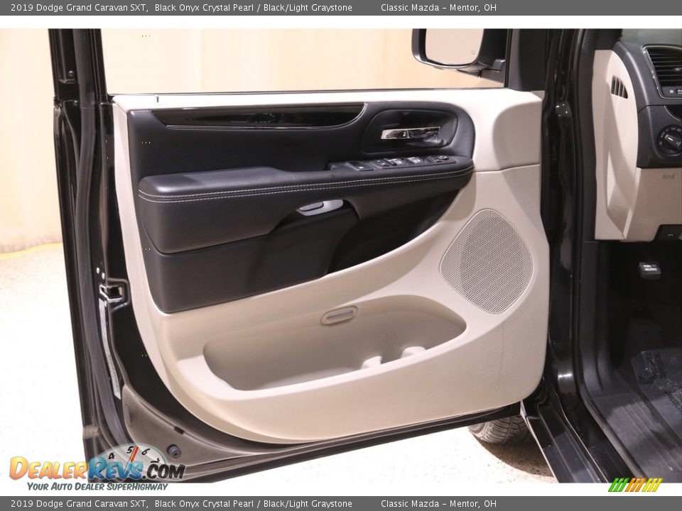 2019 Dodge Grand Caravan SXT Black Onyx Crystal Pearl / Black/Light Graystone Photo #4