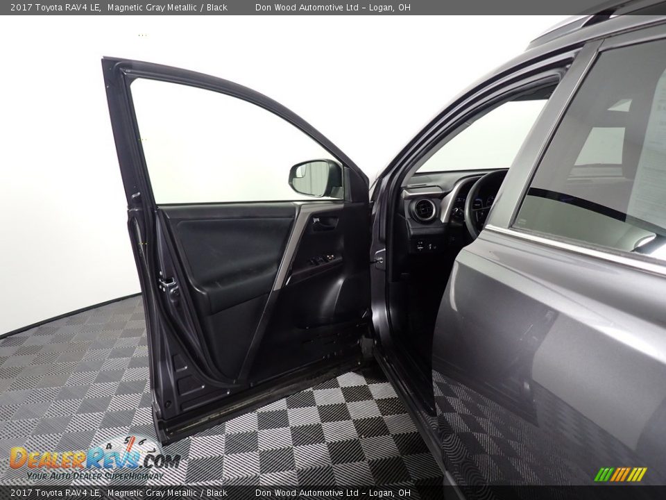 2017 Toyota RAV4 LE Magnetic Gray Metallic / Black Photo #18