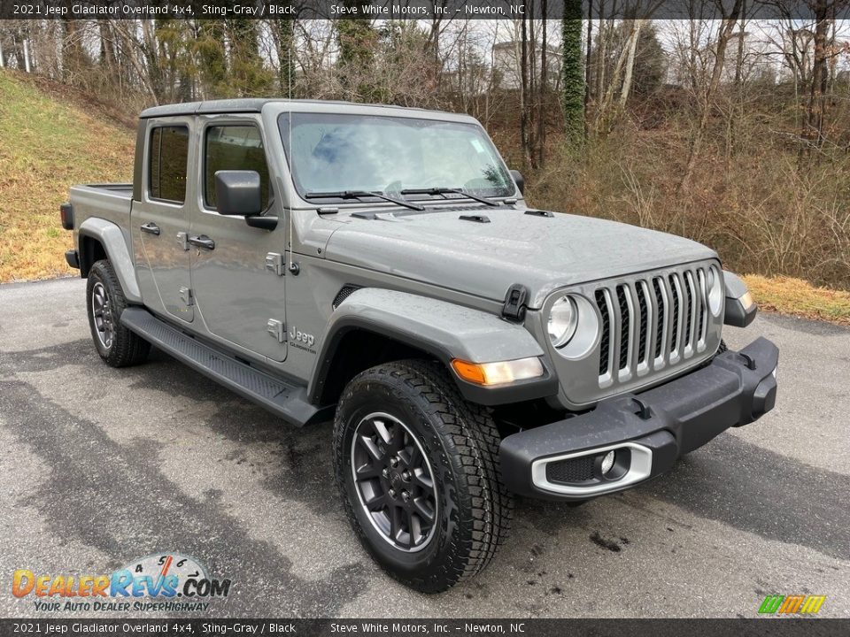 Front 3/4 View of 2021 Jeep Gladiator Overland 4x4 Photo #4
