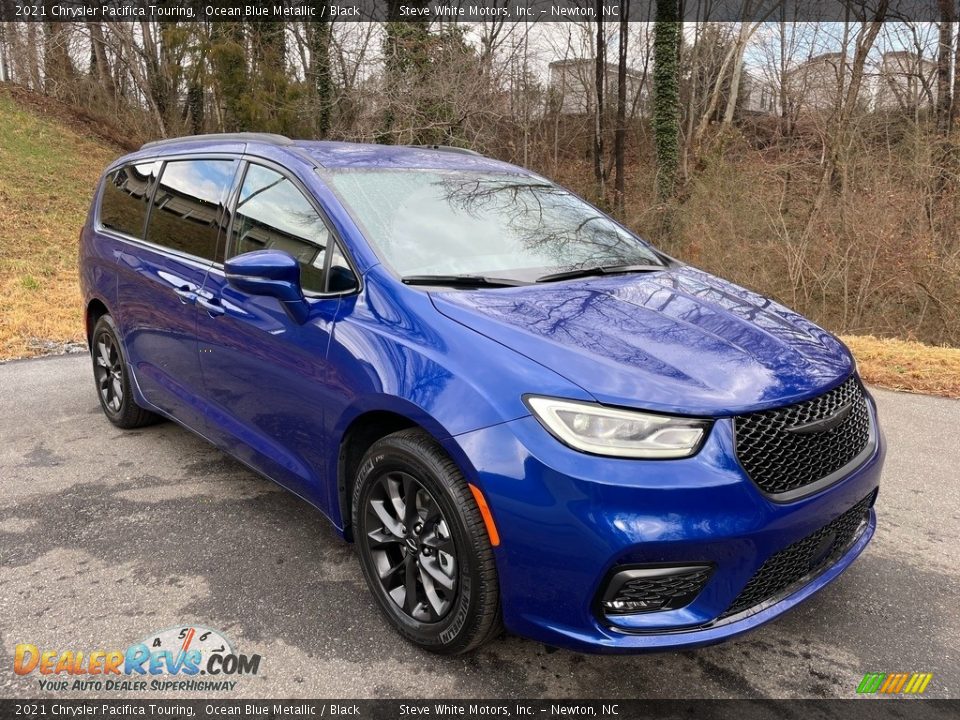 Front 3/4 View of 2021 Chrysler Pacifica Touring Photo #4