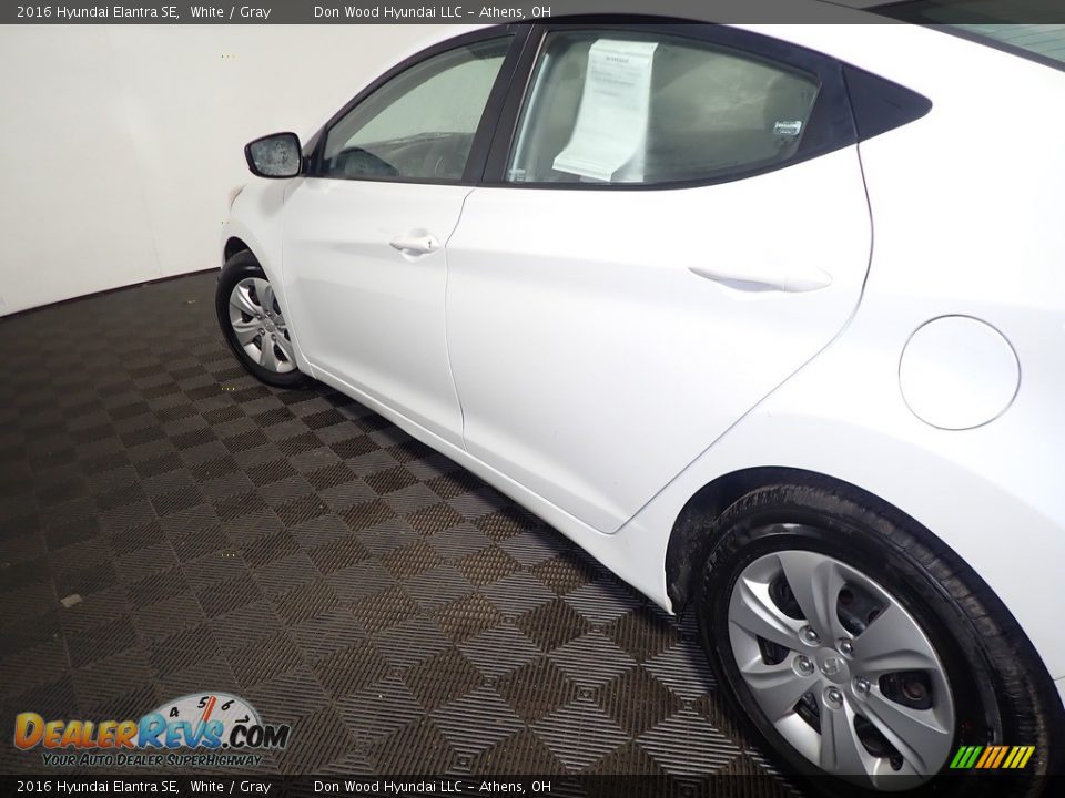 2016 Hyundai Elantra SE White / Gray Photo #17