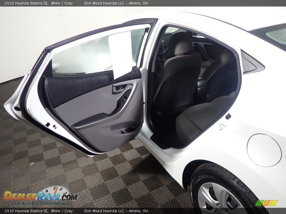 2016 Hyundai Elantra SE White / Gray Photo #32