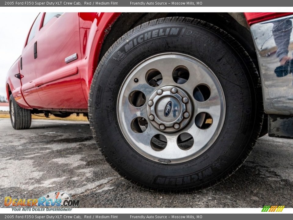 2005 Ford F350 Super Duty XLT Crew Cab Red / Medium Flint Photo #2