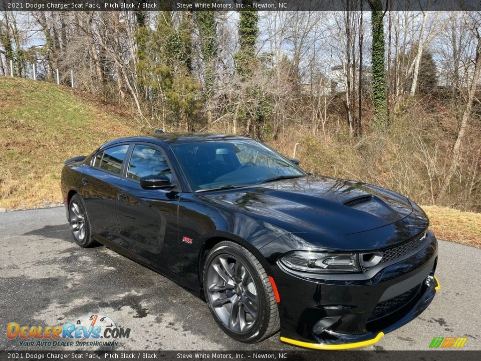 Front 3/4 View of 2021 Dodge Charger Scat Pack Photo #4