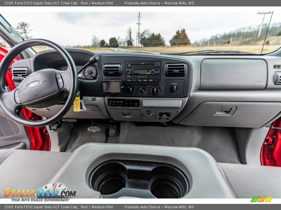 Dashboard of 2005 Ford F350 Super Duty XLT Crew Cab Photo #33