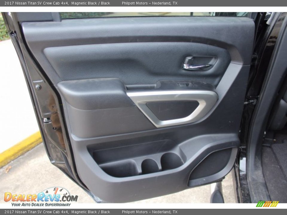 Door Panel of 2017 Nissan Titan SV Crew Cab 4x4 Photo #18