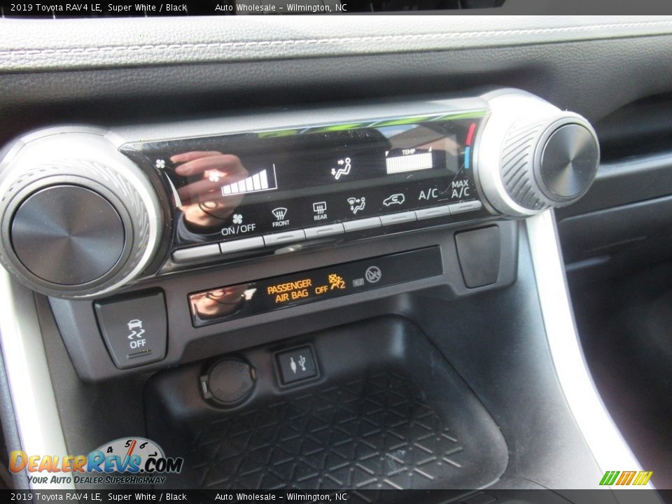 2019 Toyota RAV4 LE Super White / Black Photo #18