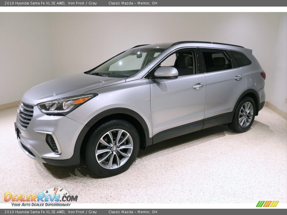 Front 3/4 View of 2019 Hyundai Santa Fe XL SE AWD Photo #3