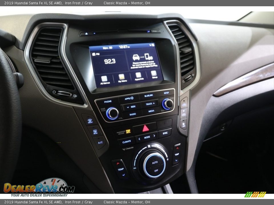 Controls of 2019 Hyundai Santa Fe XL SE AWD Photo #10