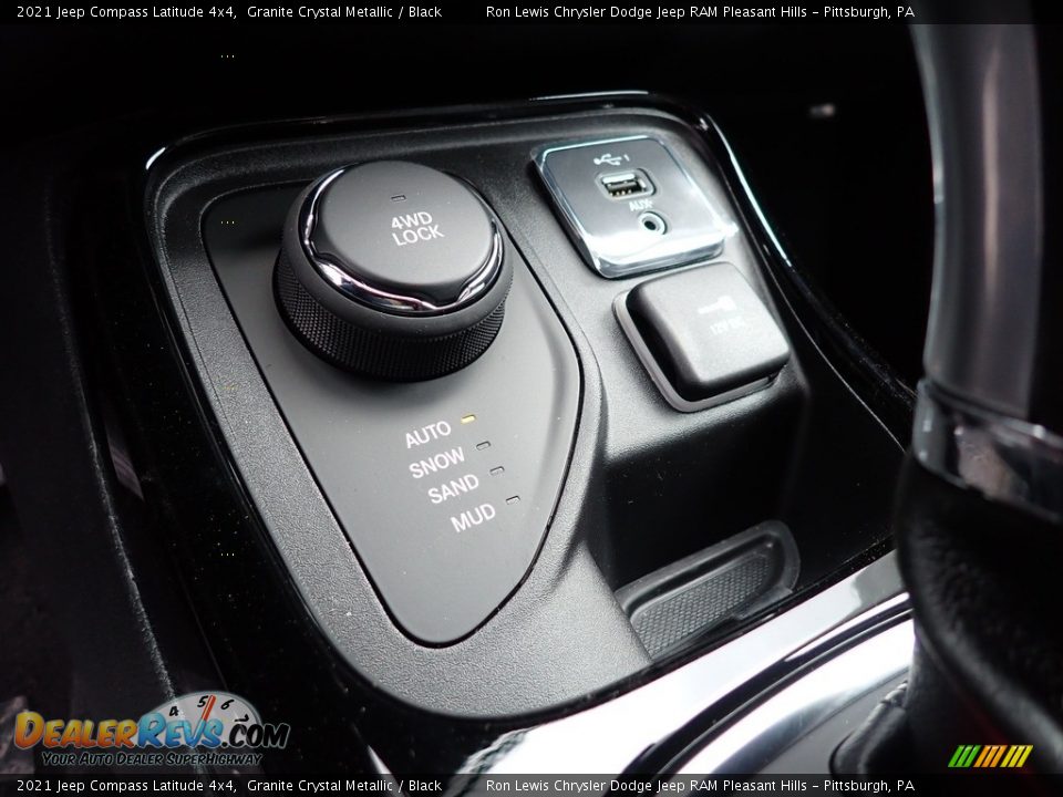 2021 Jeep Compass Latitude 4x4 Granite Crystal Metallic / Black Photo #18