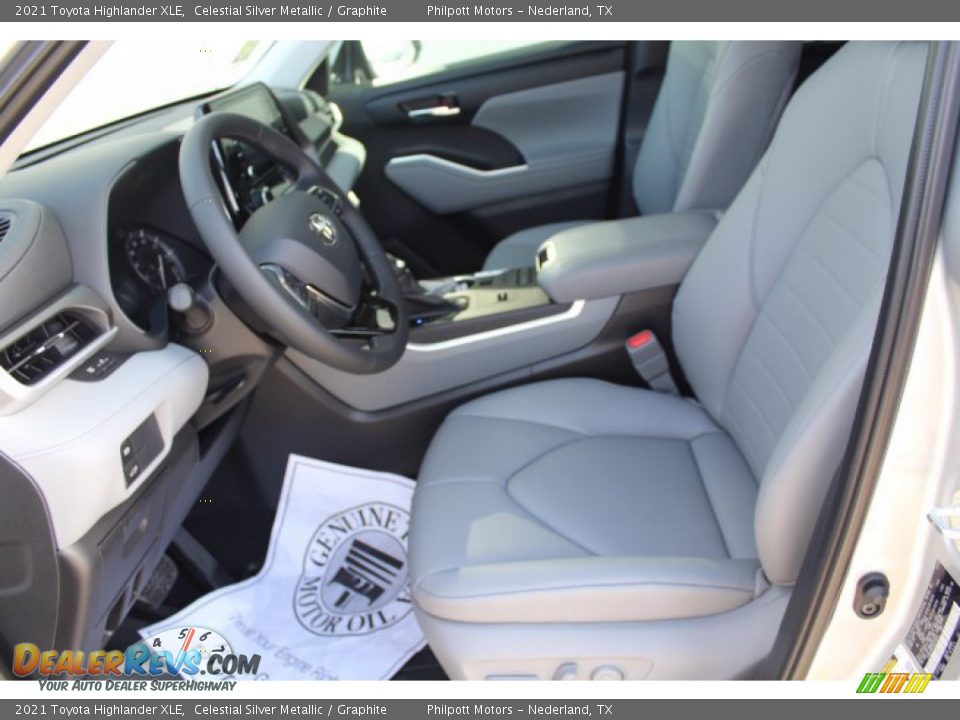 2021 Toyota Highlander XLE Celestial Silver Metallic / Graphite Photo #10