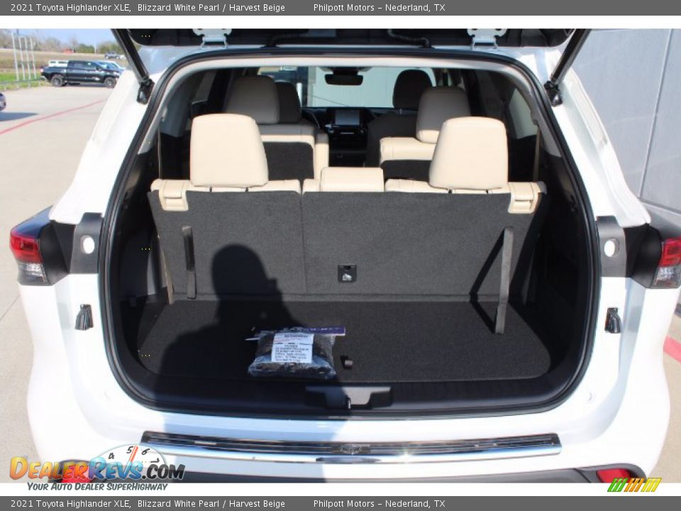 2021 Toyota Highlander XLE Blizzard White Pearl / Harvest Beige Photo #24