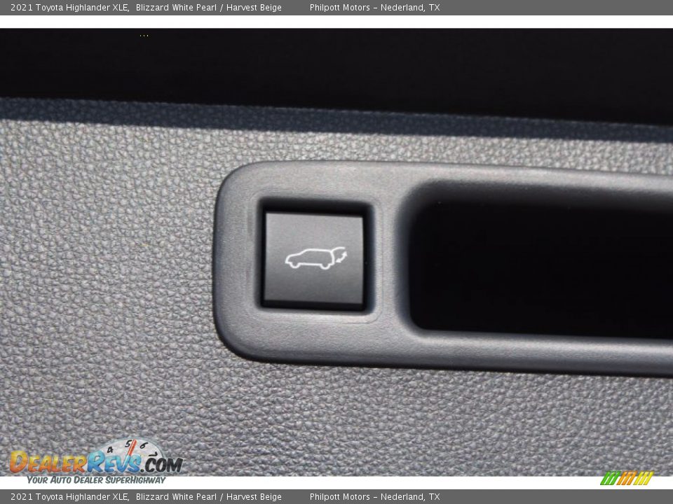 2021 Toyota Highlander XLE Blizzard White Pearl / Harvest Beige Photo #25