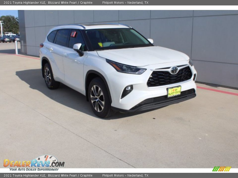 2021 Toyota Highlander XLE Blizzard White Pearl / Graphite Photo #2
