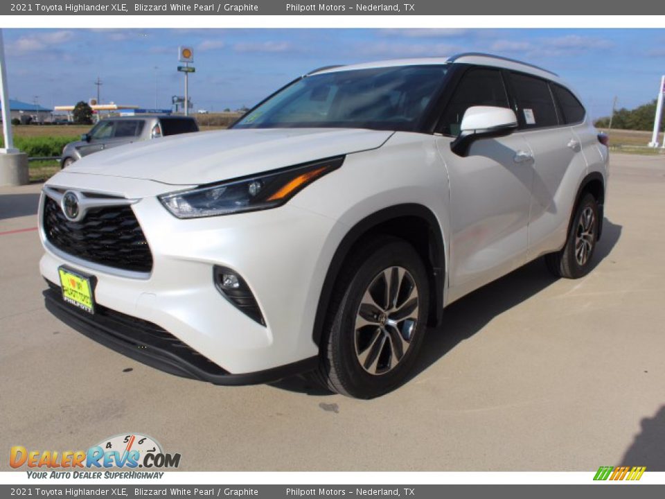 2021 Toyota Highlander XLE Blizzard White Pearl / Graphite Photo #4