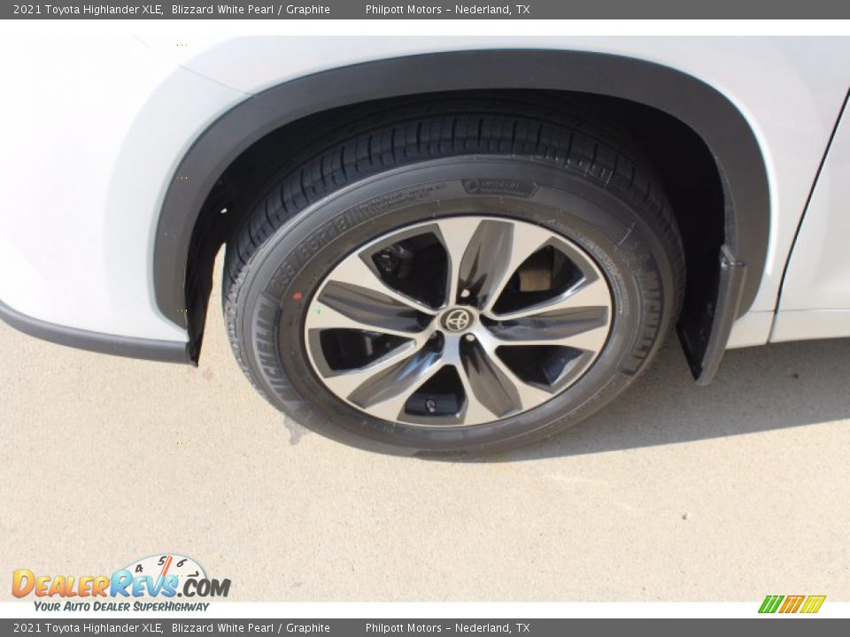 2021 Toyota Highlander XLE Blizzard White Pearl / Graphite Photo #5