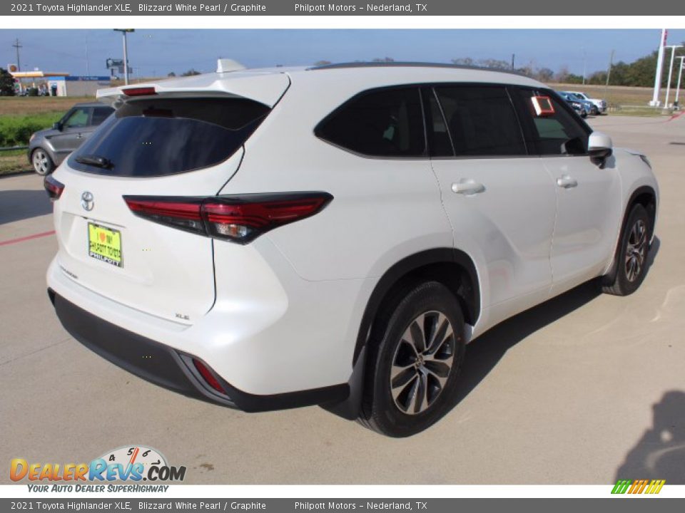 2021 Toyota Highlander XLE Blizzard White Pearl / Graphite Photo #8
