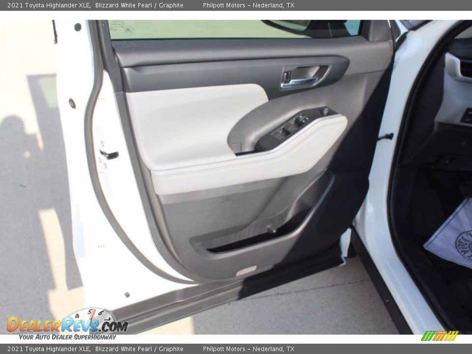 2021 Toyota Highlander XLE Blizzard White Pearl / Graphite Photo #9