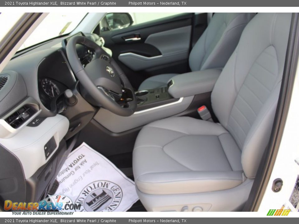 2021 Toyota Highlander XLE Blizzard White Pearl / Graphite Photo #10