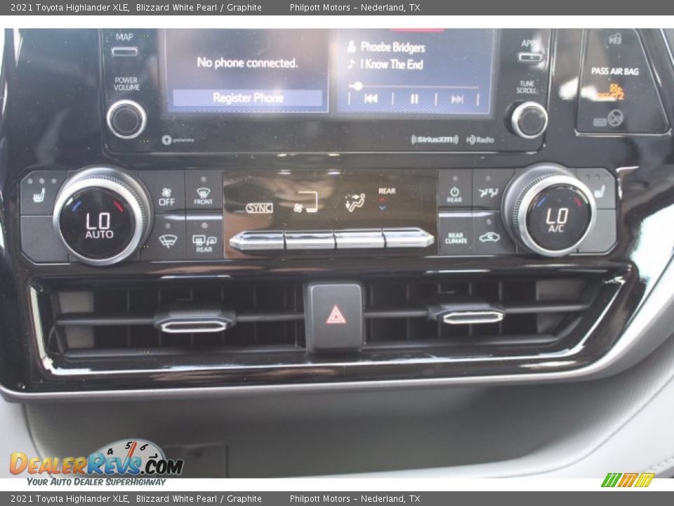 2021 Toyota Highlander XLE Blizzard White Pearl / Graphite Photo #16
