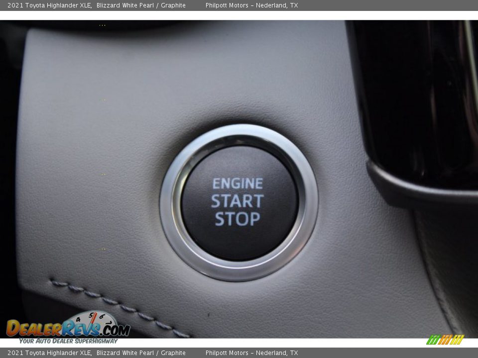 2021 Toyota Highlander XLE Blizzard White Pearl / Graphite Photo #17