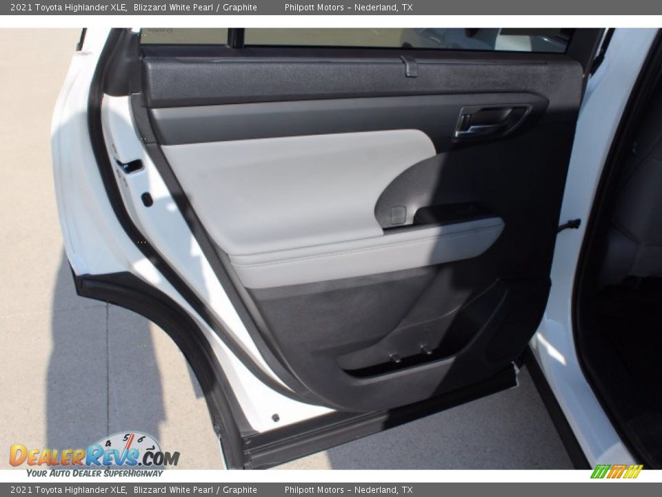 2021 Toyota Highlander XLE Blizzard White Pearl / Graphite Photo #19