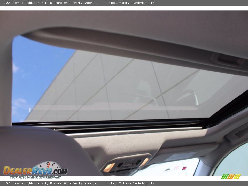 2021 Toyota Highlander XLE Blizzard White Pearl / Graphite Photo #23