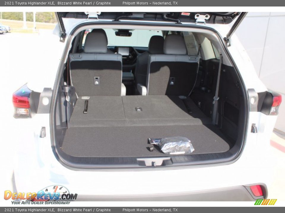 2021 Toyota Highlander XLE Blizzard White Pearl / Graphite Photo #24