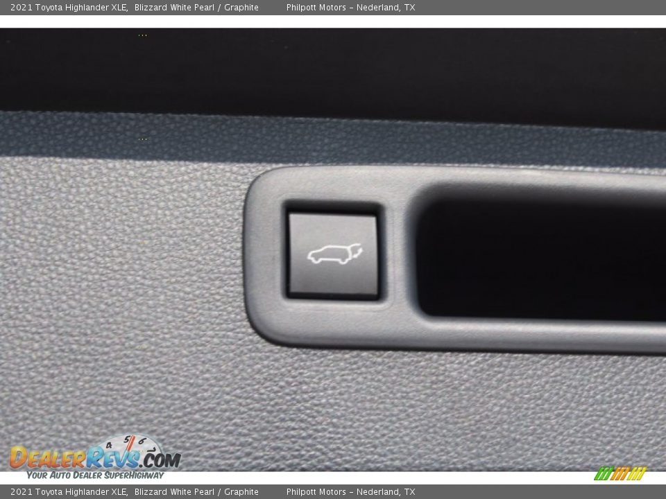 2021 Toyota Highlander XLE Blizzard White Pearl / Graphite Photo #25