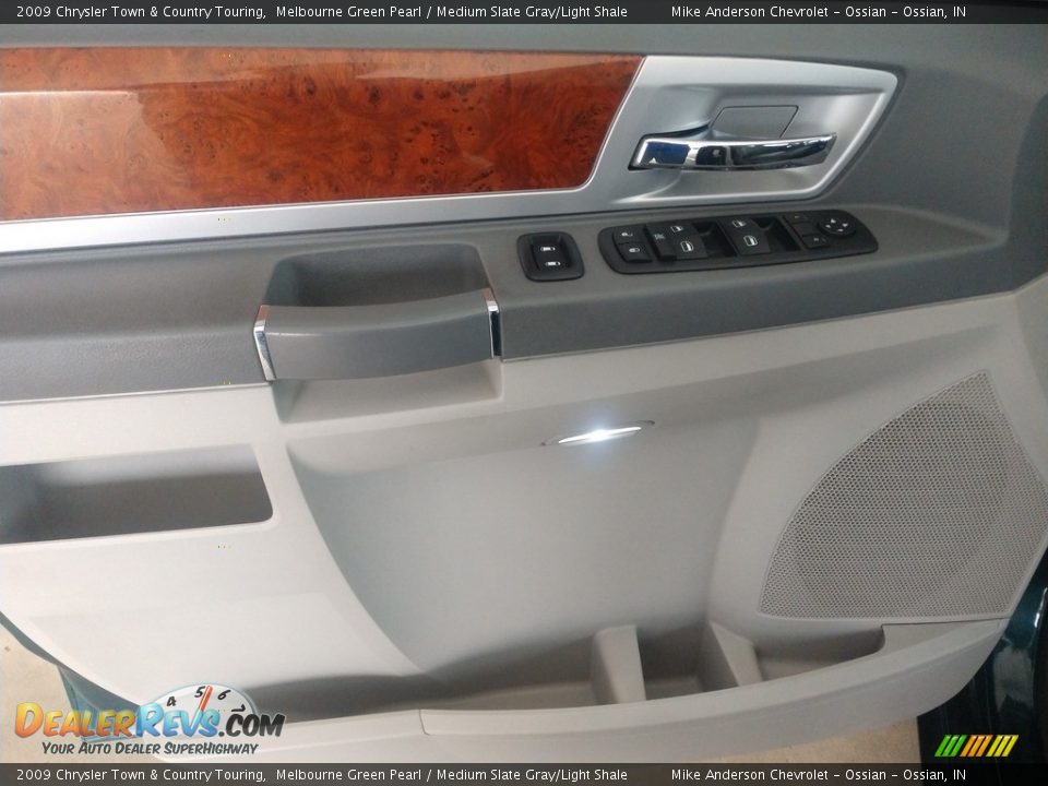 2009 Chrysler Town & Country Touring Melbourne Green Pearl / Medium Slate Gray/Light Shale Photo #22