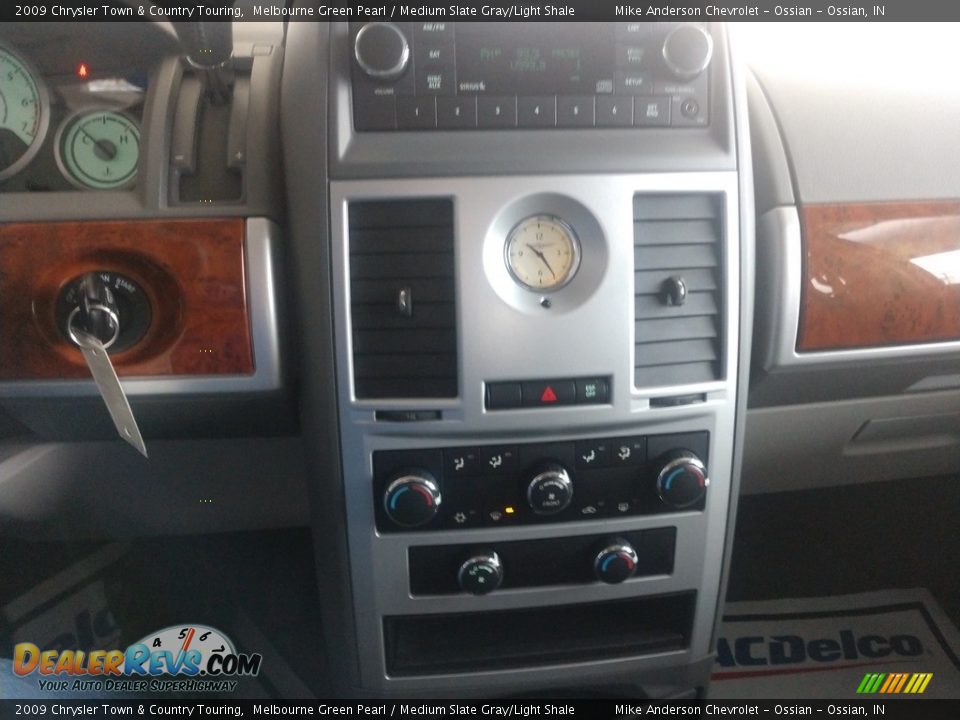 2009 Chrysler Town & Country Touring Melbourne Green Pearl / Medium Slate Gray/Light Shale Photo #25