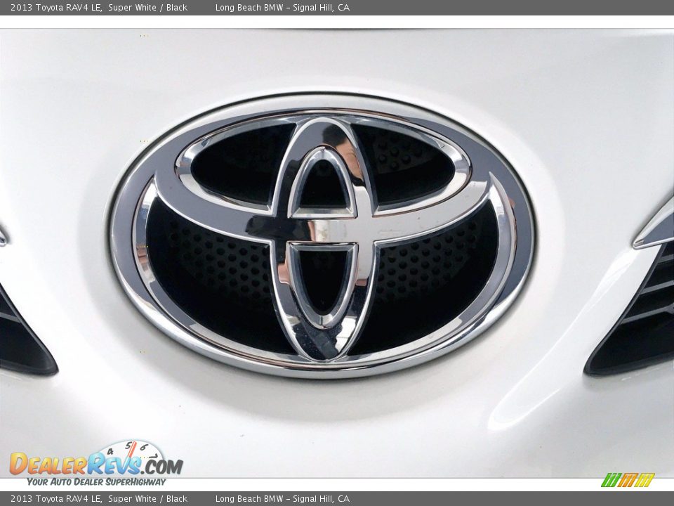 2013 Toyota RAV4 LE Super White / Black Photo #32