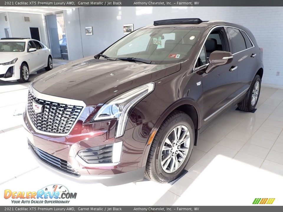Front 3/4 View of 2021 Cadillac XT5 Premium Luxury AWD Photo #8