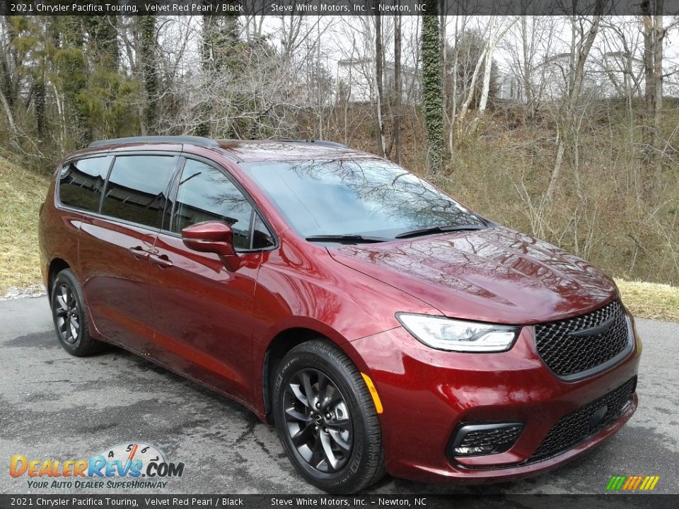 Front 3/4 View of 2021 Chrysler Pacifica Touring Photo #4