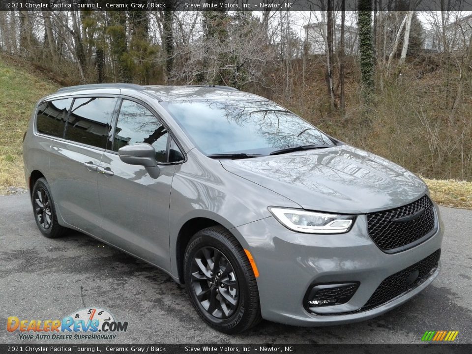 Front 3/4 View of 2021 Chrysler Pacifica Touring L Photo #4