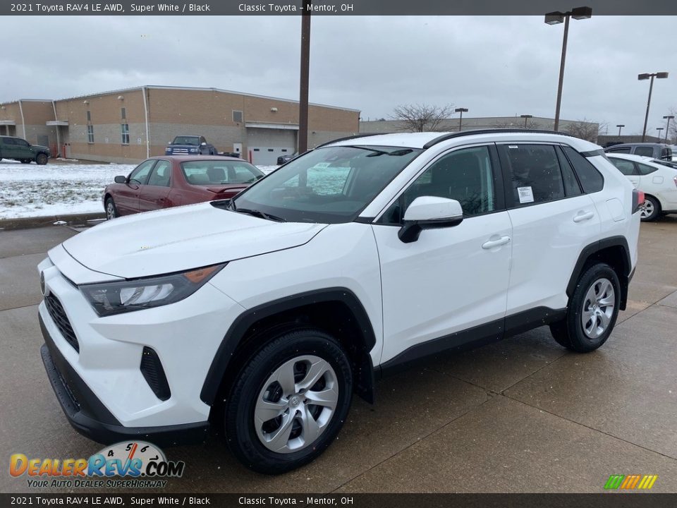 Front 3/4 View of 2021 Toyota RAV4 LE AWD Photo #1