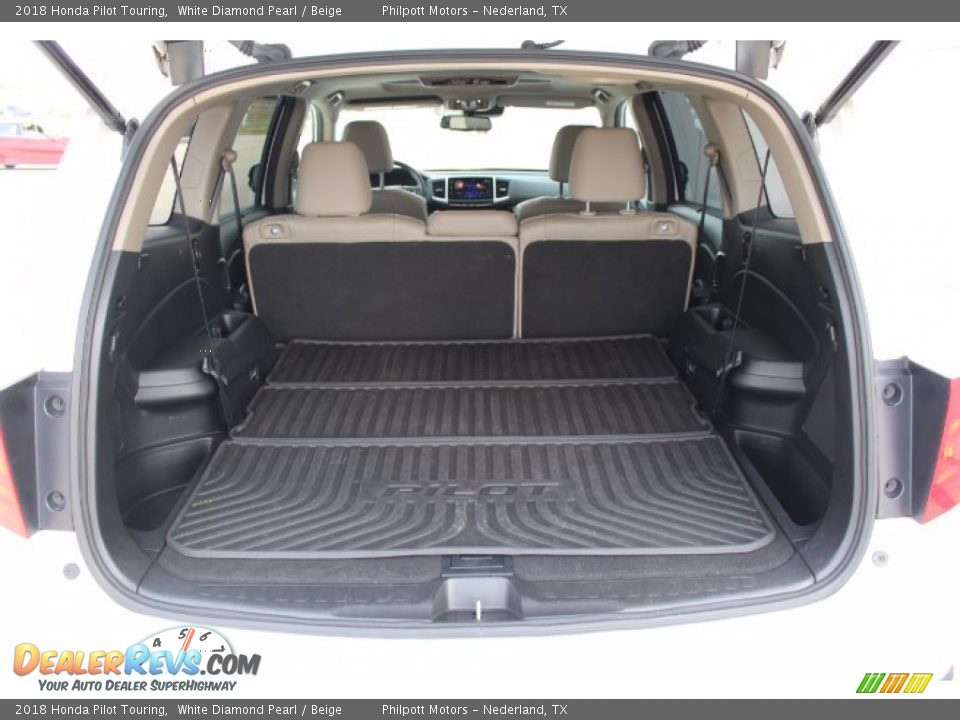 2018 Honda Pilot Touring White Diamond Pearl / Beige Photo #24