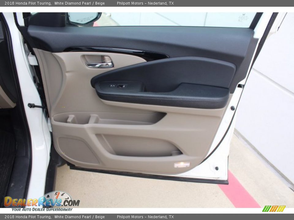 2018 Honda Pilot Touring White Diamond Pearl / Beige Photo #28