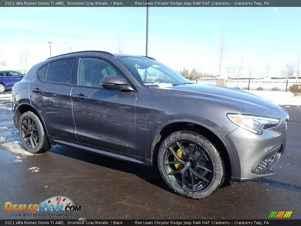 Front 3/4 View of 2021 Alfa Romeo Stelvio Ti AWD Photo #3