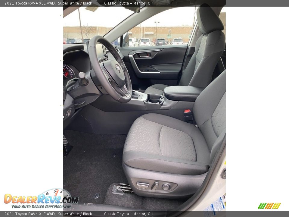2021 Toyota RAV4 XLE AWD Super White / Black Photo #2