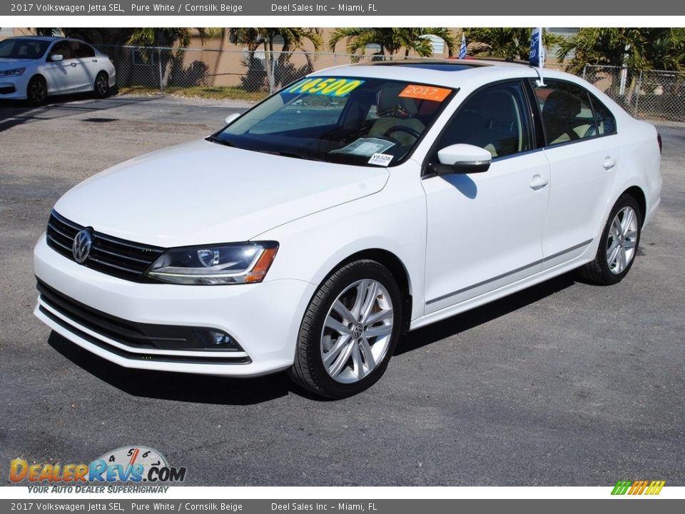 Front 3/4 View of 2017 Volkswagen Jetta SEL Photo #4