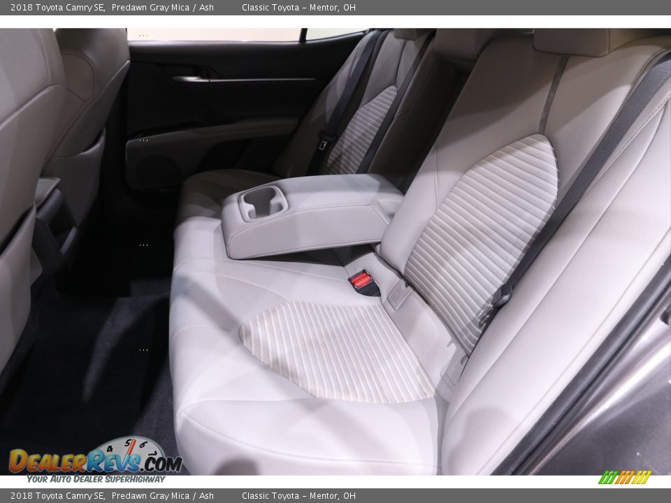 2018 Toyota Camry SE Predawn Gray Mica / Ash Photo #18